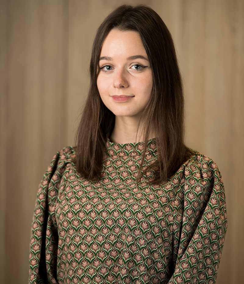 Aleksandra Jelińska – studentka, specjalizuje się w prawie, procedurze cywilnej. Przewodnicząca Koła Naukowego Prawa Cywilnego USUS IURIS UAM.