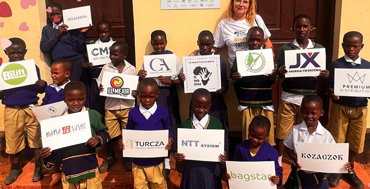 gruntowna przebudowa szkoły, Makutupa, Czarny Ląd, Fundacja TO HELP AFRICA, dostęp do wody, studnia głębinowa, renowacja budynków szkolnych, polskie przedsiębiorstwa, współpraca międzynarodowa, pomoc humanitarna, rozwój wsi Lalago, edukacja dzieci, infrastruktura szkolna, projekt non‑profit, wsparcie społeczności lokalnej, entuzjazm mieszkańców, lepsza przyszłość, modernizacja szkoły, sukces charytatywny, inicjatywa CSR