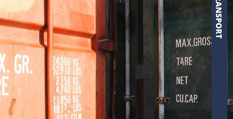 reklamacje w transporcie, konwencja CMR, prawo transportowe, transport międzynarodowy, przewoźnik, zgłoszenie szkody, odpowiedzialność za przesyłkę, termin reklamacji, przesyłka uszkodzona, opóźnienie w dostawie, przedawnienie roszczeń, reklamacja pisemna, kancelaria prawna, biznes, transport drogowy