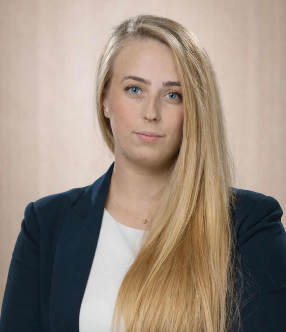 Mec. Aleksandra Tąkiel zajmuje się prowadzeniem spraw klientów na wszystkich etapach postępowań – przedsądowym, sądowym i egzekucyjnym.