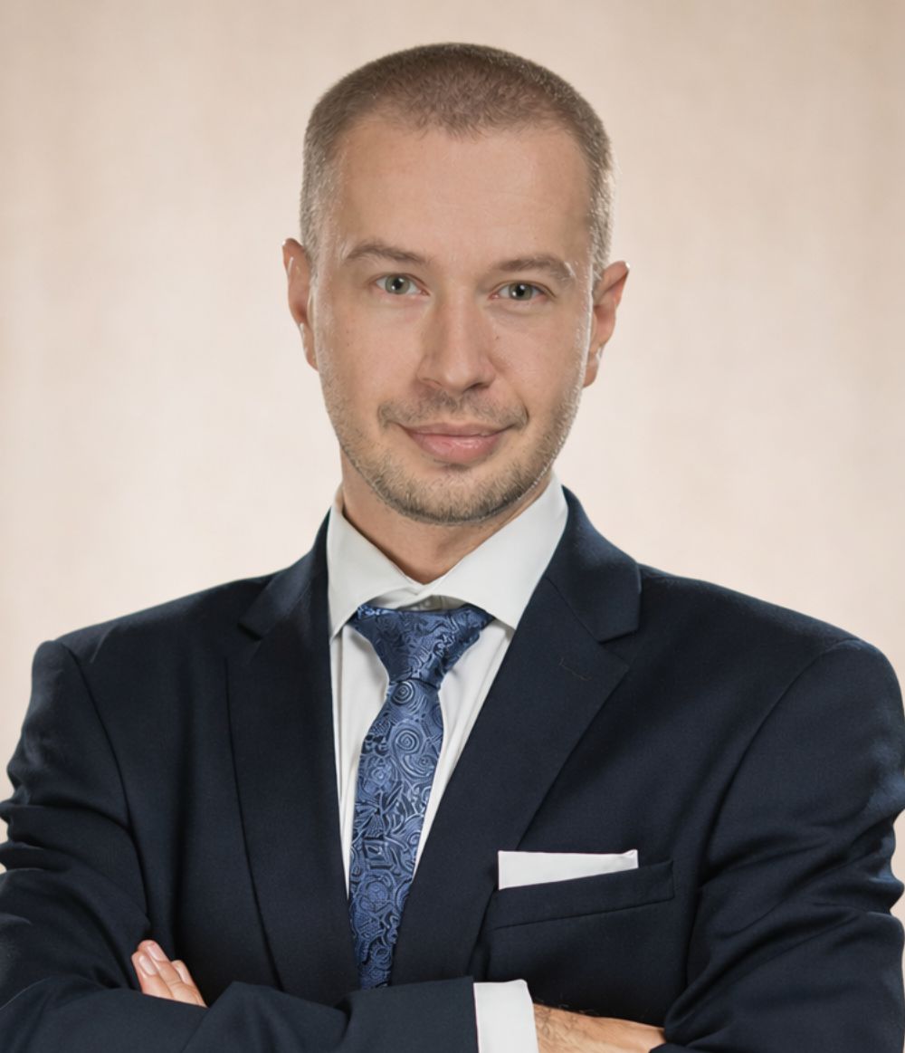 Mec. Łukasz Kwaśnik specjalizuje się w sprawach związanych z procesem inwestycyjno-budowlanym oraz sprawami gospodarki nieruchomości.