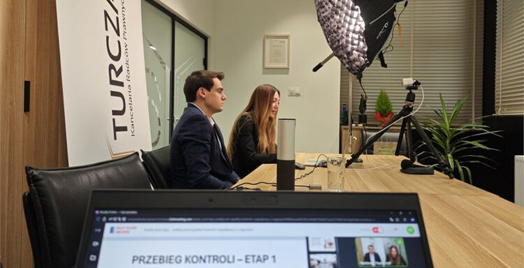 dealer samochodowy, szkolenie dla dealerów, kontrola działalności dealerów, współpraca z organami, ryzyko regulacyjne, organy kontrolne, postępowanie kontrolne, orzecznictwo, decyzje administracyjne, praktyczne aspekty kontroli, obsługa dealerów, mecenas Katarzyna Turcza, Bartłomiej Teodorczyk, Związek Dealerów Samochodów, webinar dla dealerów, przygotowanie do kontroli