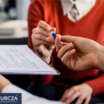 dealer samochodowy, dystrybutor ubezpieczeń, sprzedaż ubezpieczeń komunikacyjnych, ustawa IDD, obowiązki informacyjne dealera, weryfikacja potrzeb klienta, najlepiej pojęty interes klienta, compliance sprzedaży ubezpieczeń, kontrola KNF, odpowiedzialność regulacyjna dealera, umowa ubezpieczenia odrębna od zakupu pojazdu, multiagent ubezpieczeniowy, ubezpieczenie OC i AC, karta produktu ubezpieczeniowego, procedury wewnętrzne salonu, ryzyka regulacyjne, audyt zgodności ubezpieczeń, szkolenia dla personelu, prawo cywilne materialne, prawo konsumenckie