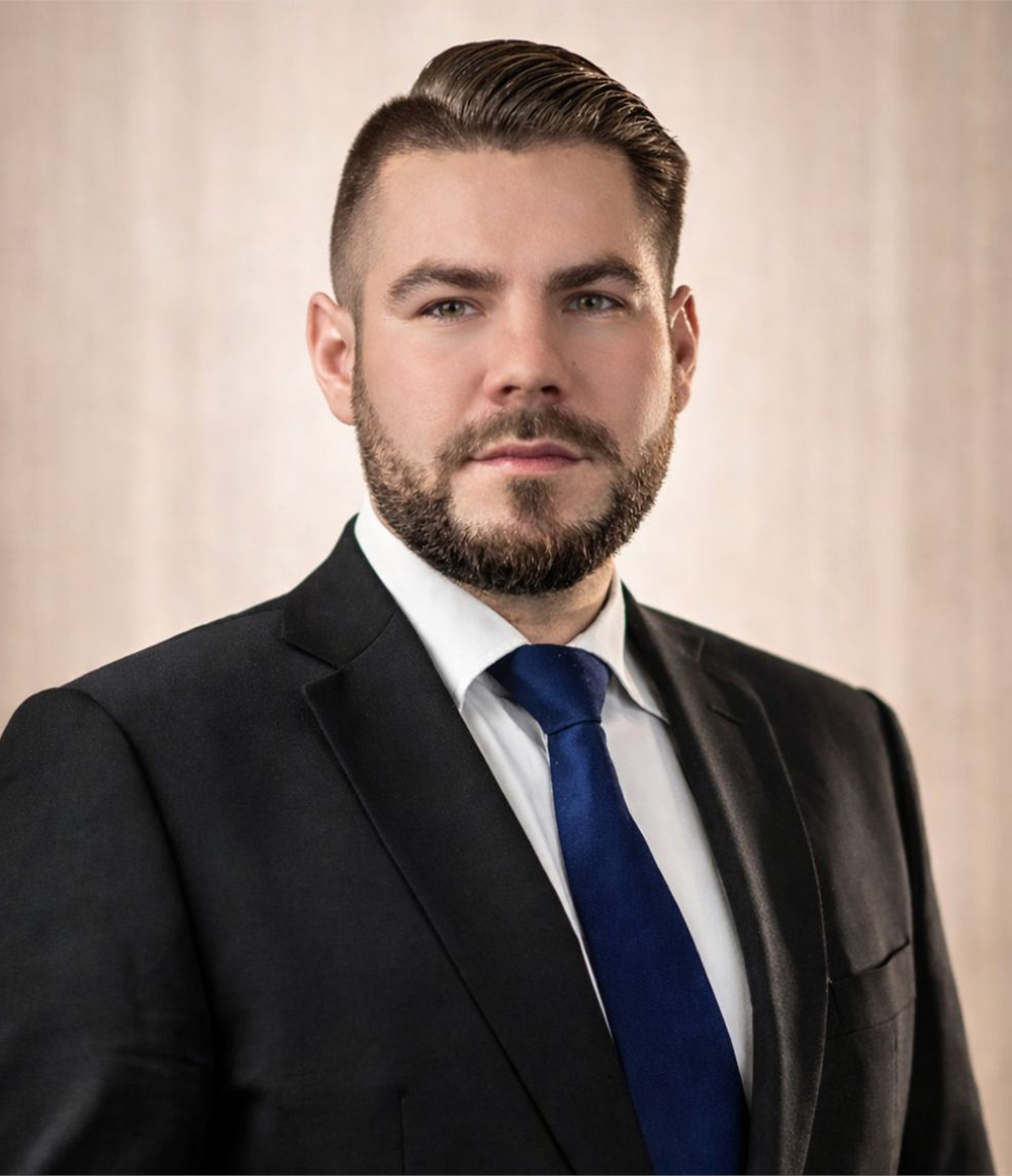 Mec. Michał Klauziński specjalizuje się obsłudze firm, w tym przygotowywaniu protokołów ze zgromadzeń wspólników grupy kapitałowej.