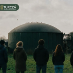 KOWR, Biogazownia, Biogazownie, Biometanownia, Inwestycje OZE, Odnawialne źródła energii, Prawo nieruchomości, Prawo ochrony środowiska, Decyzja o warunkach zabudowy, Decyzja środowiskowa, Ocena oddziaływania na środowisko, OOŚ, Mieszkańcy, Inwestycja w sąsiedztwie, Uciążliwość inwestycji, Hałas, Odory, Ruch ciężarowy, Ochrona środowiska, Interes prawny, Strona postępowania, Postępowanie administracyjne, Stowarzyszenie mieszkańców, Zasada przezorności, Prawo budowlane, Planowanie przestrzenne, Inwestycje energetyczne, OZE, Prawo rolne, Nieruchomości